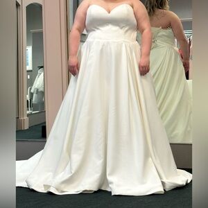 Elegant White Strapless Gown